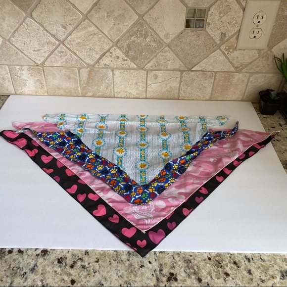 Doggy Bundle. FunFeeder, Bow-tie, and Bandanas - Picture 6 of 16